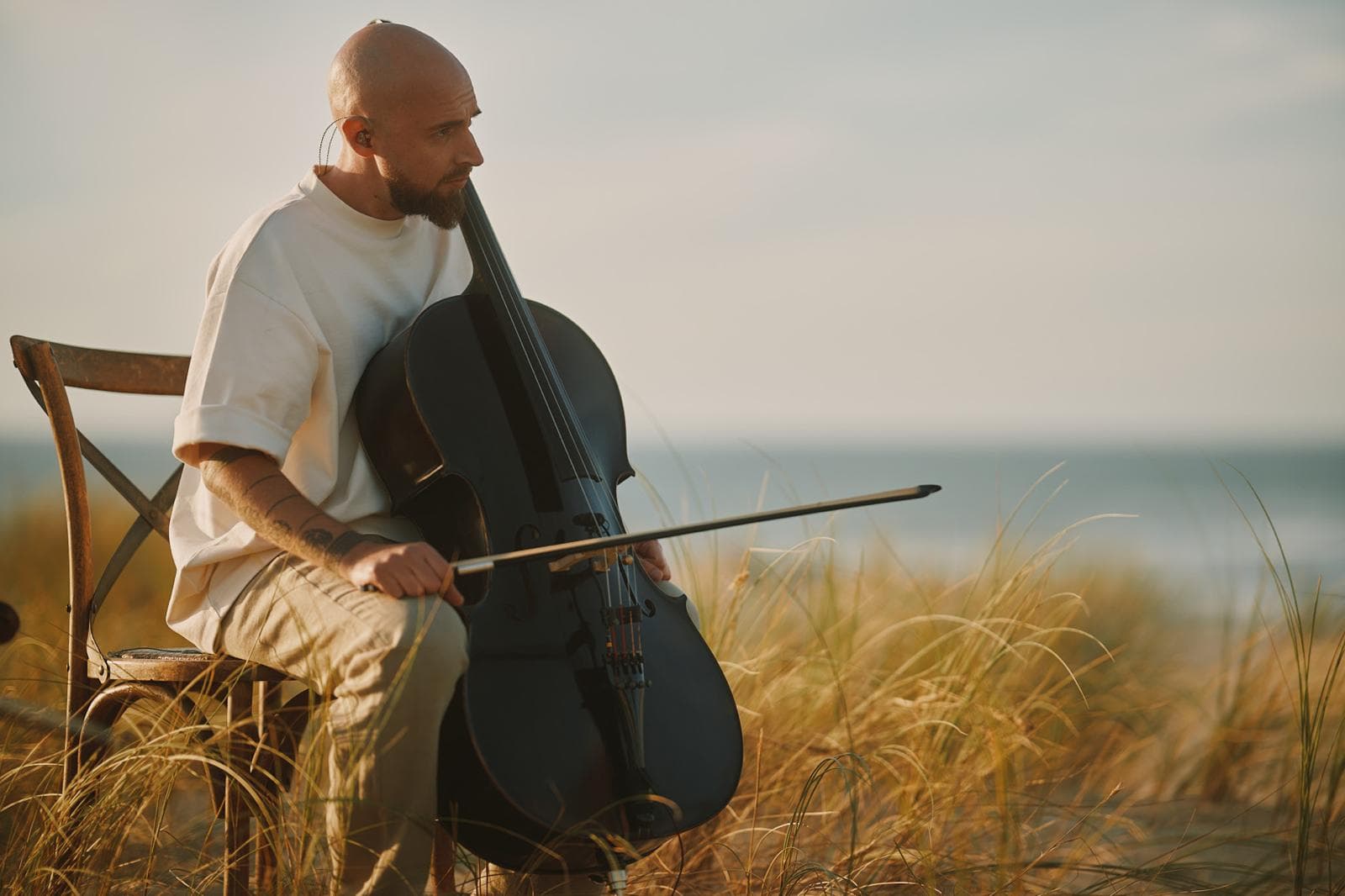 Mathyas Voisin avec son violoncelle